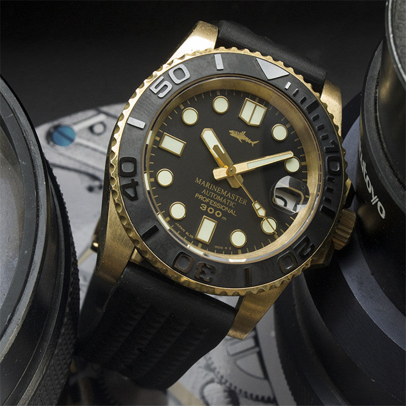 HMCR21 water ghost diving watch paired with casual wear for a versatile style.