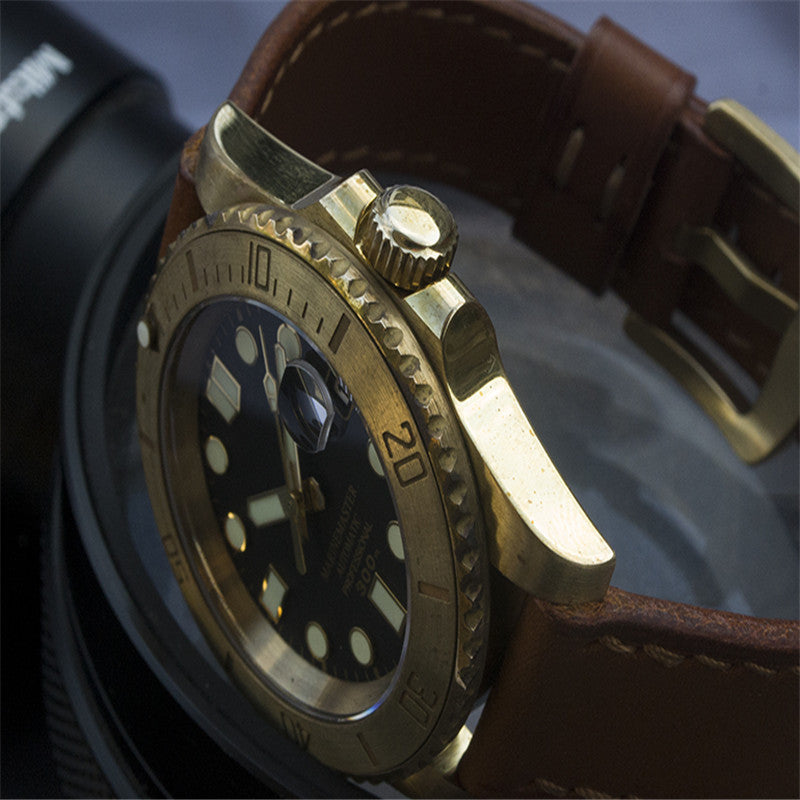 Close-up view of the HMCR21 watch dial with vintage-inspired design and sapphire crystal.
