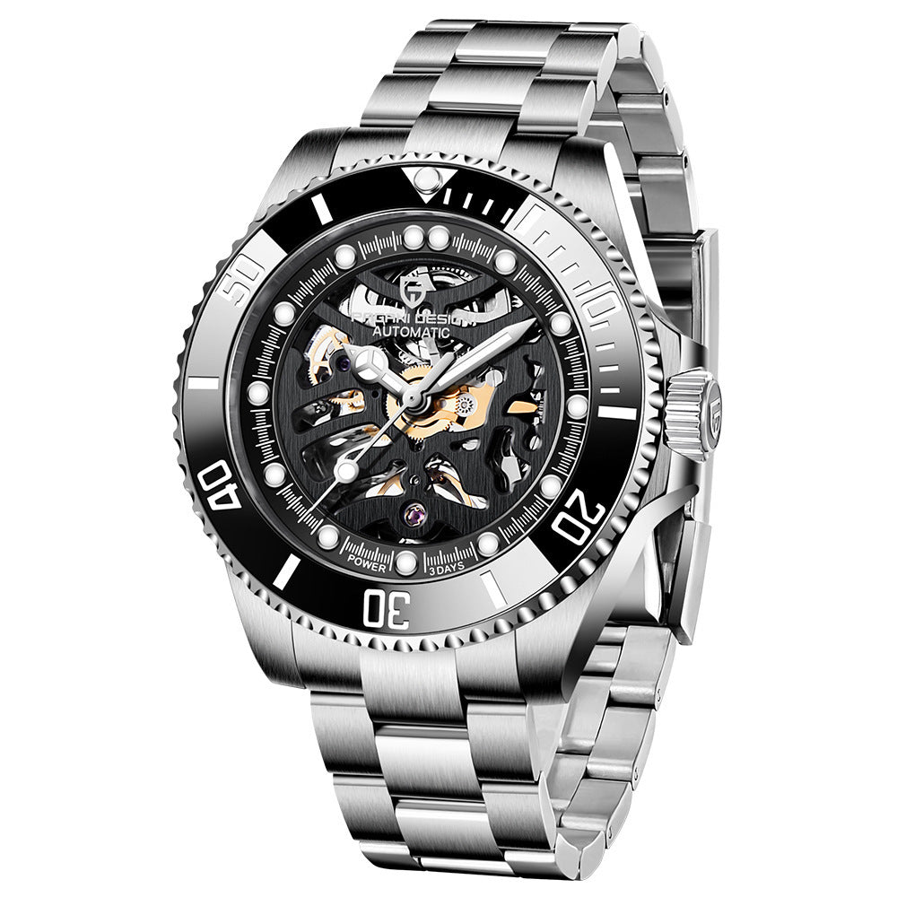 Detail van de wijzerplaat van een luxe mechanisch herenhorloge met saffierglas.