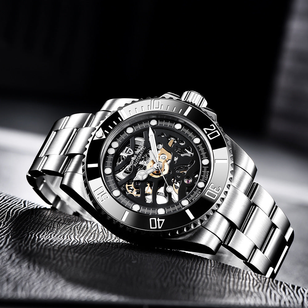 Zijaanzicht van mechanisch herenhorloge met spiraalkroon en roestvrijstalen kast.