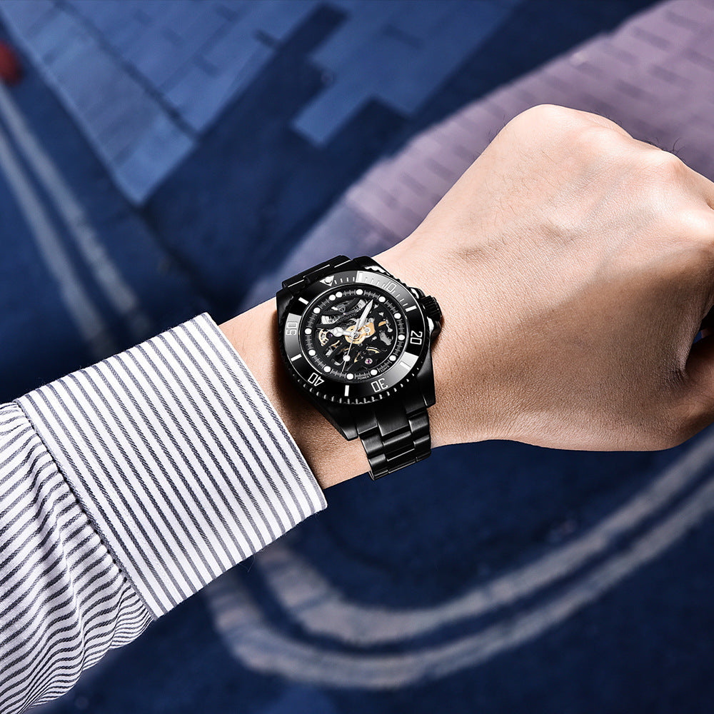 Mechanisch horloge gedragen door een man, ideaal voor formele en dagelijkse outfits.