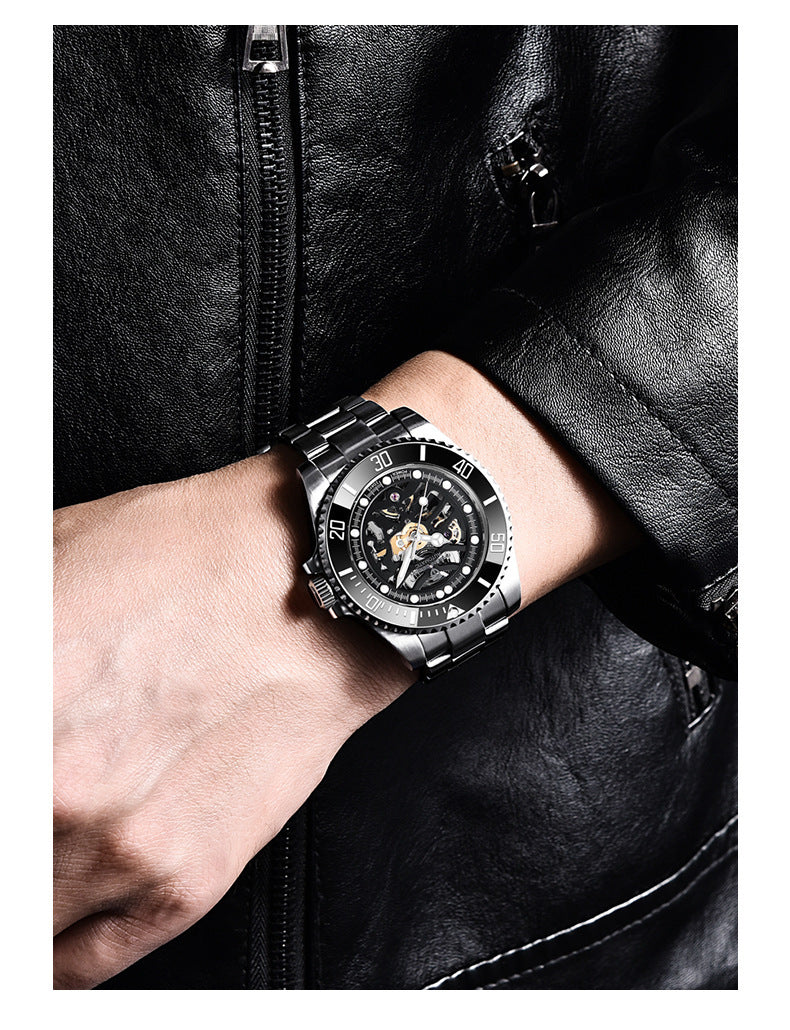 Mechanisch herenhorloge gedragen door een man, met een elegante uitstraling.