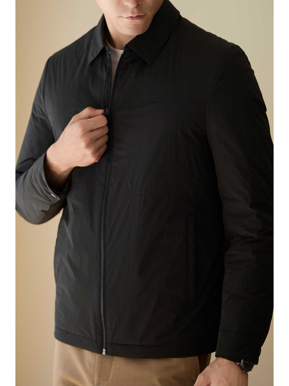 Close-up view of the lapel collar and zipper detail on the men’s short down jacket