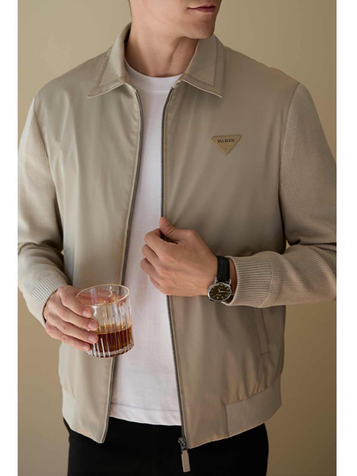 Material view showcasing the fleece-lined interior and splicing design in black and beige.