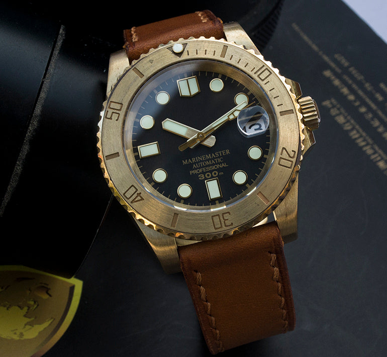 HMCR21 diving watch submerged in water, showcasing its 10 ATM water resistance.