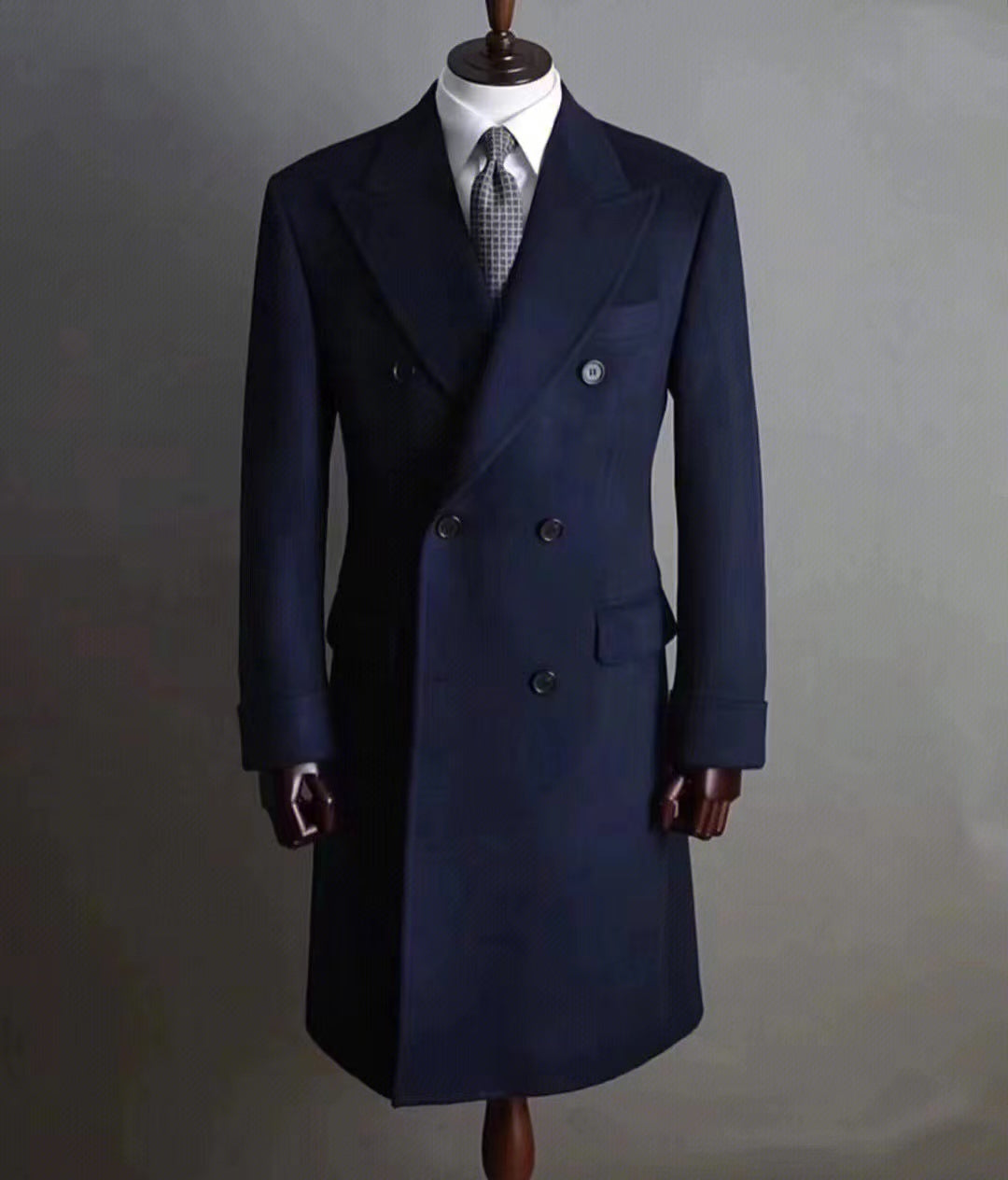 Structured suit collar on elegant men’s winter cashmere coat