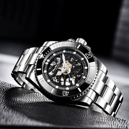 Zijaanzicht van mechanisch herenhorloge met spiraalkroon en roestvrijstalen kast.
