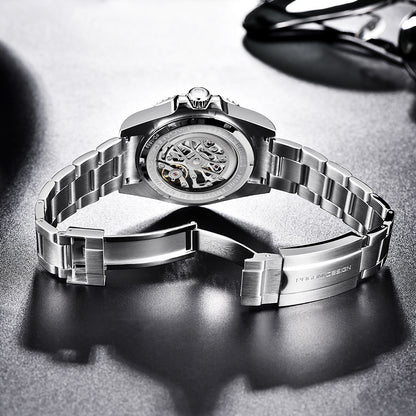 Stijlvolle en duurzame roestvrijstalen sluiting van herenhorloge.