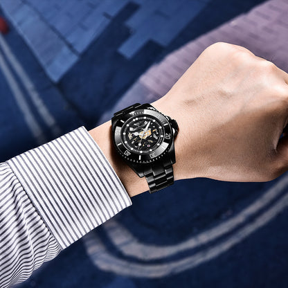 Mechanisch horloge gedragen door een man, ideaal voor formele en dagelijkse outfits.