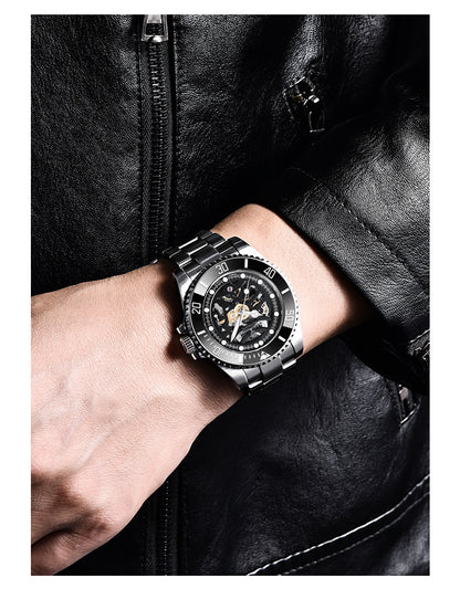 Mechanisch herenhorloge gedragen door een man, met een elegante uitstraling.
