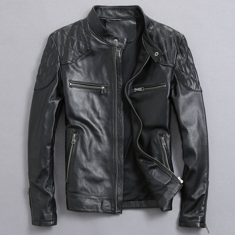 Focus on the multi-pocket design of the men’s leather jacket, ideal for carrying essentials.