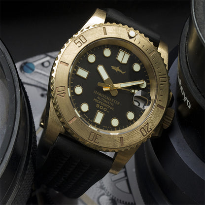 Front view of the HMCR21 vintage bronze diving watch with a leather strap and sapphire crystal dial.