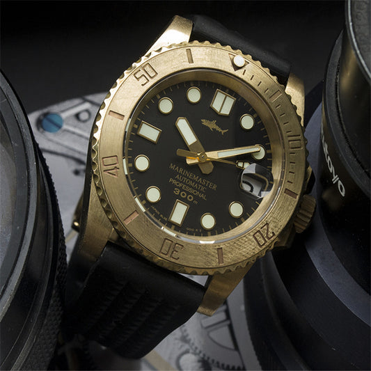 Front view of the HMCR21 vintage bronze diving watch with a leather strap and sapphire crystal dial.